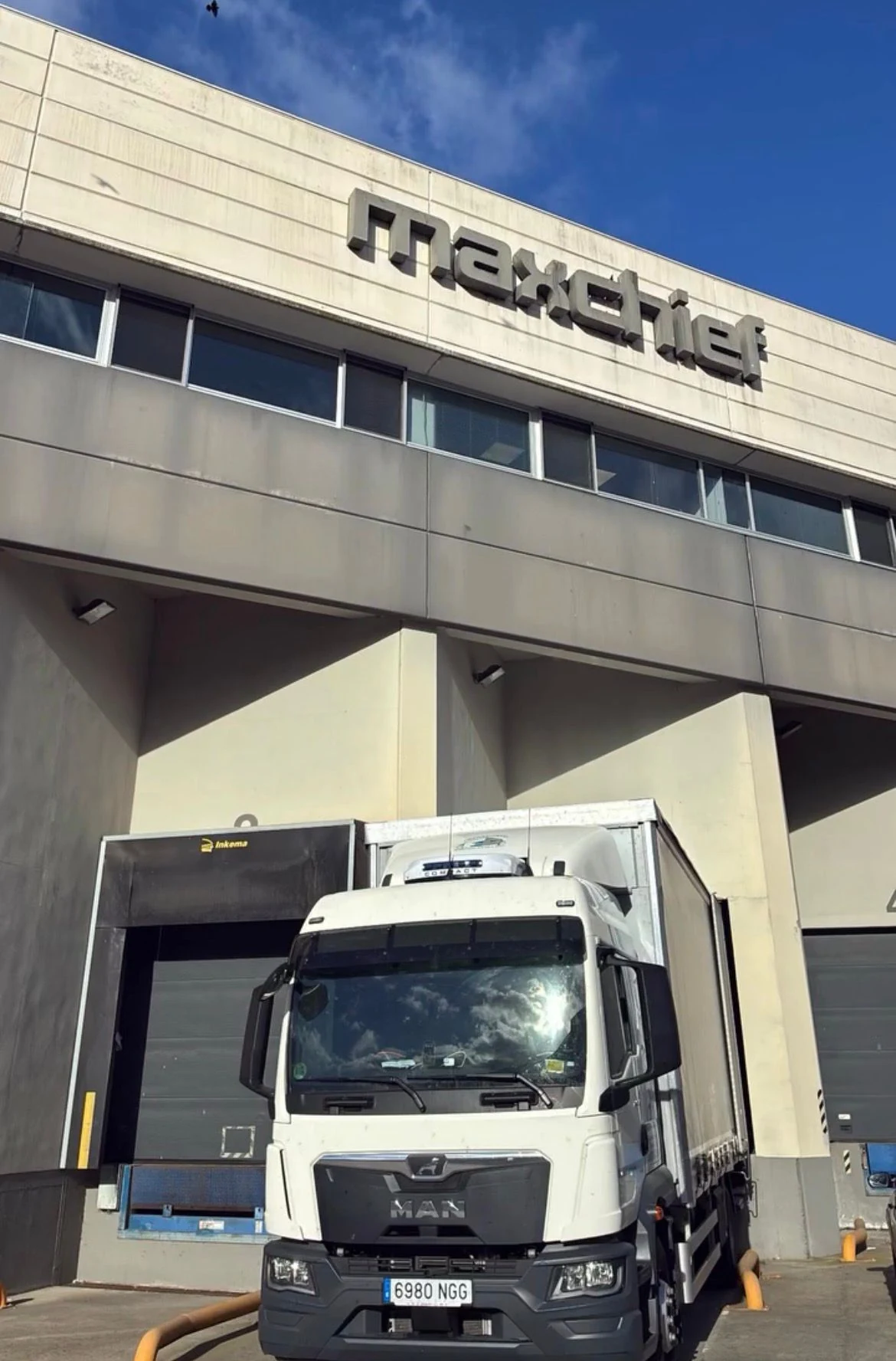 Frontal del camión TRANSCOVALL, símbolo de la operativa de la empresa