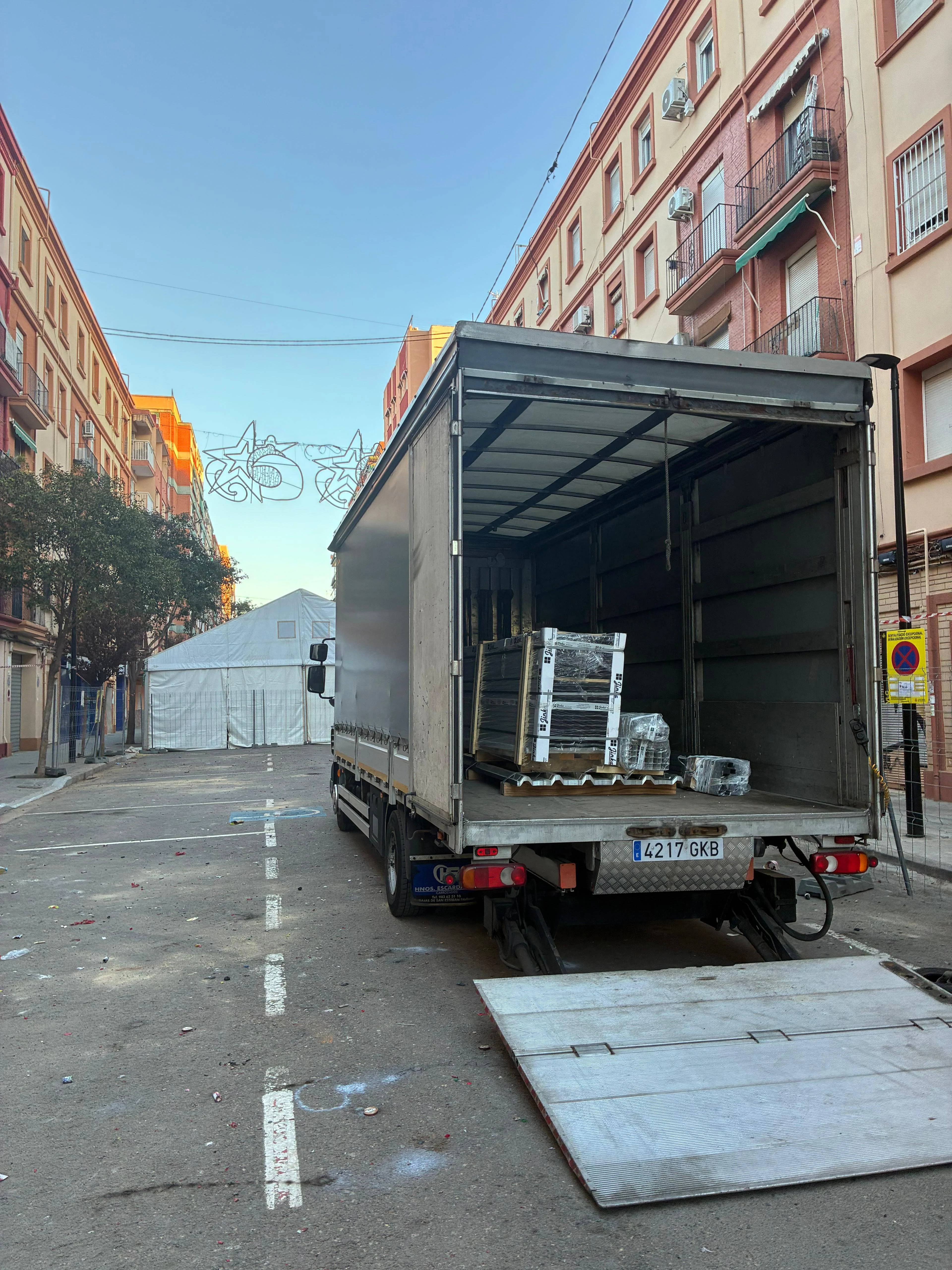 Zona trasera del camión con rampa lista para carga