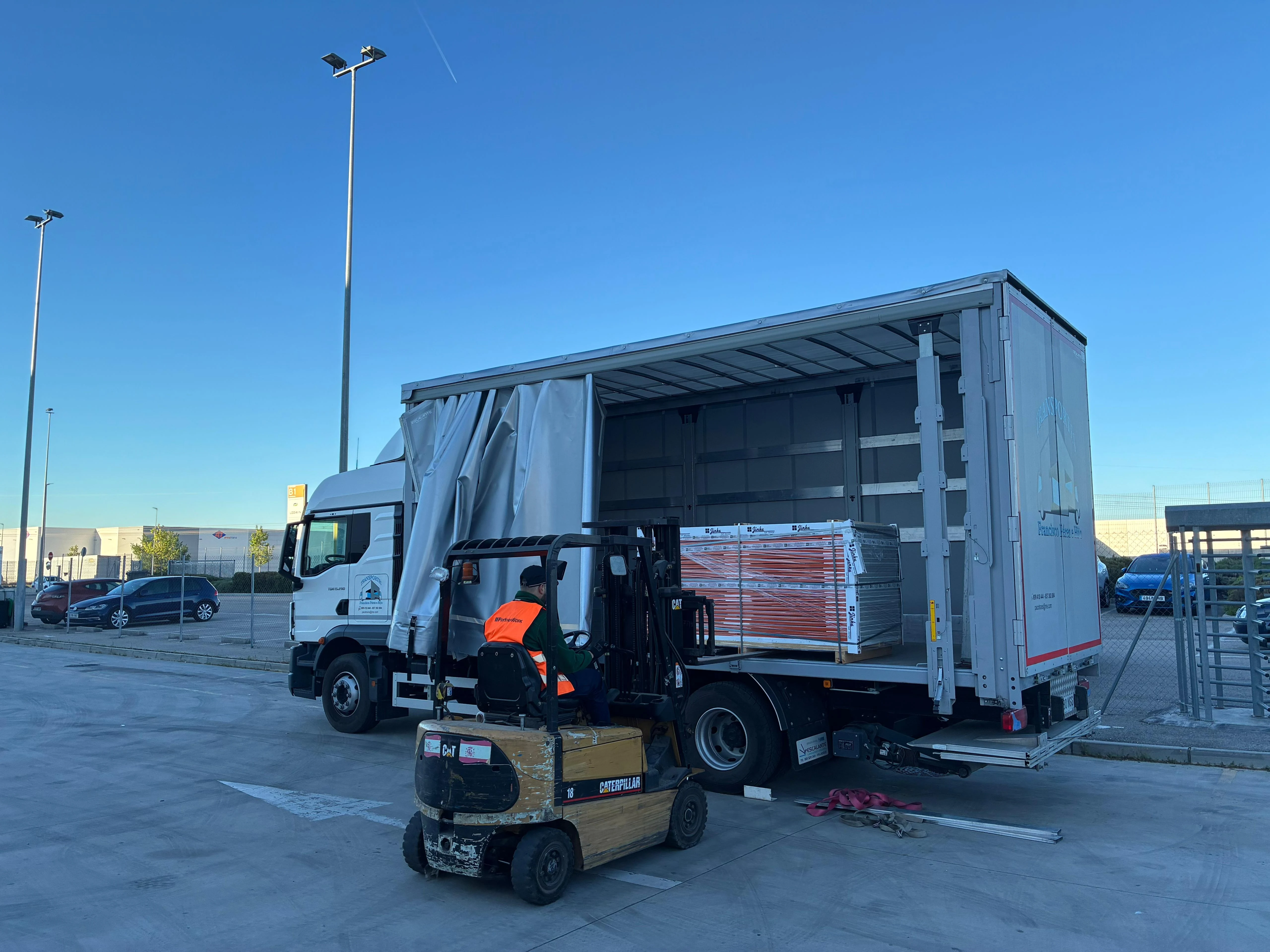 Mercancía preparada para transporte cubierta con lona