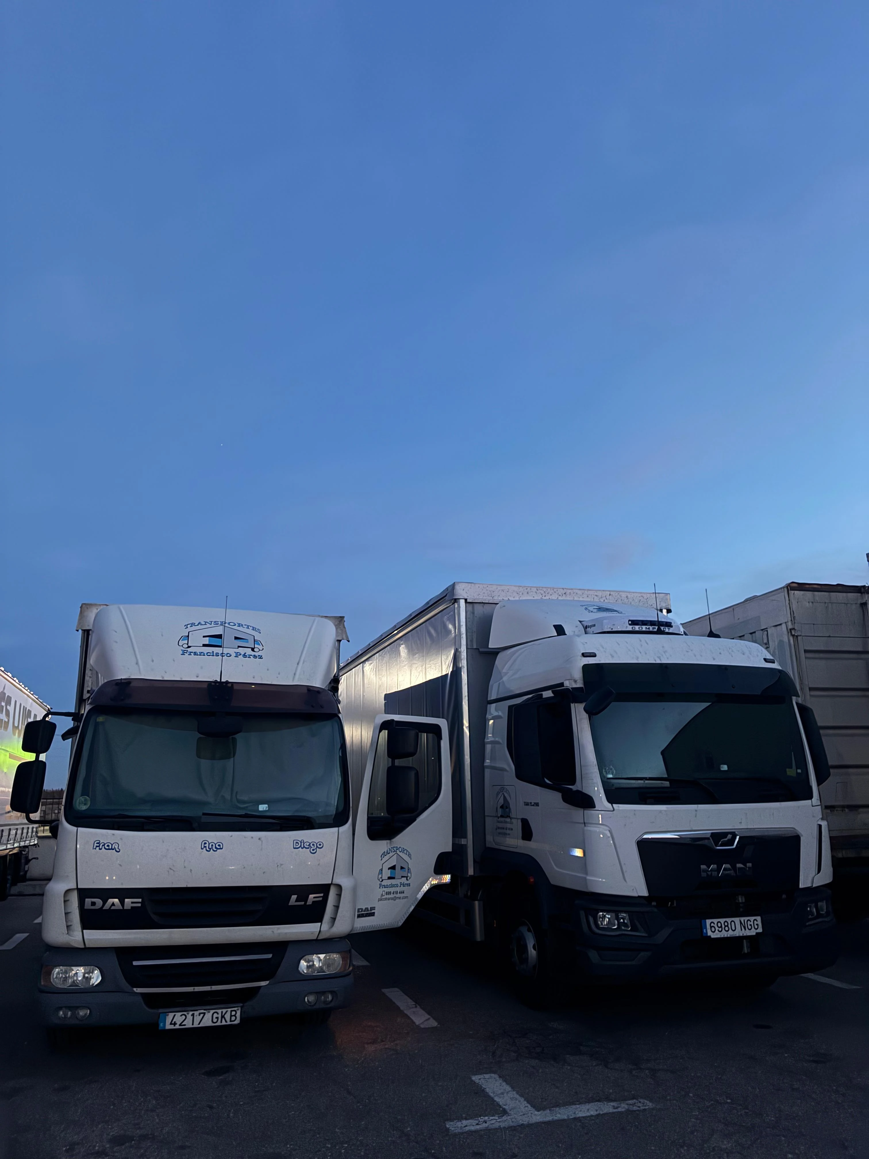 Dos camiones TRANSCOVALL listos para ruta nacional desde Valladolid